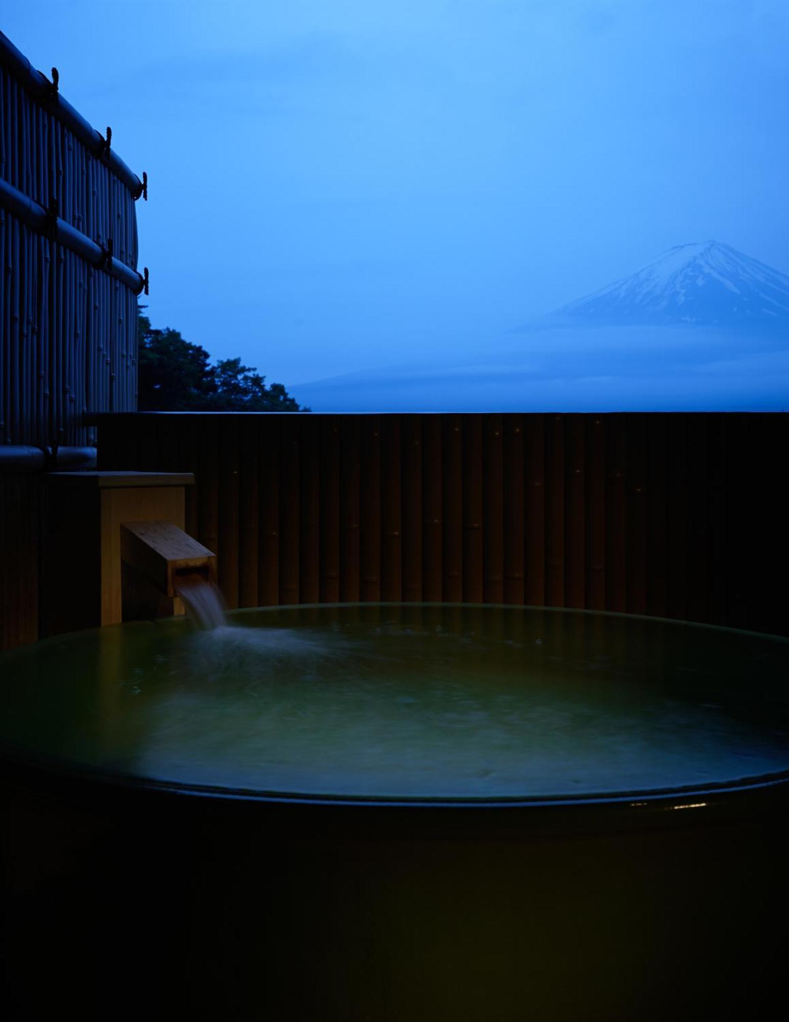 Hotel Fujikawaguchiko Onsen Konanso Pokoj fotografie A view of Mount Fuji from a traditional onsen