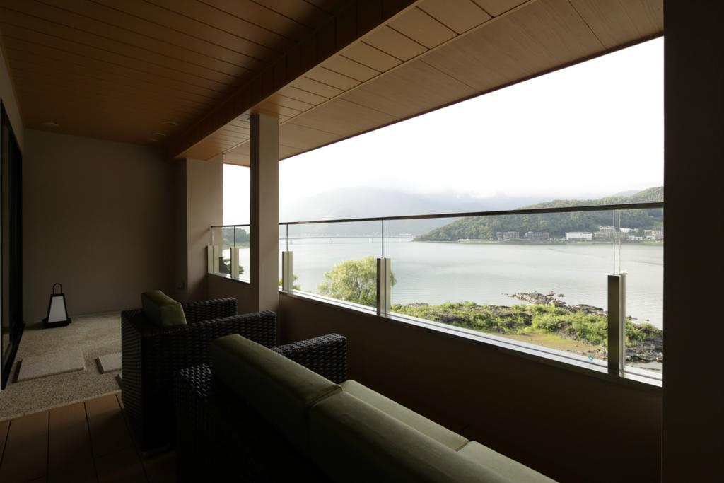 Hotel Fujikawaguchiko Onsen Konanso Exteriér fotografie A view of Lake Biwa from a room at the hotel