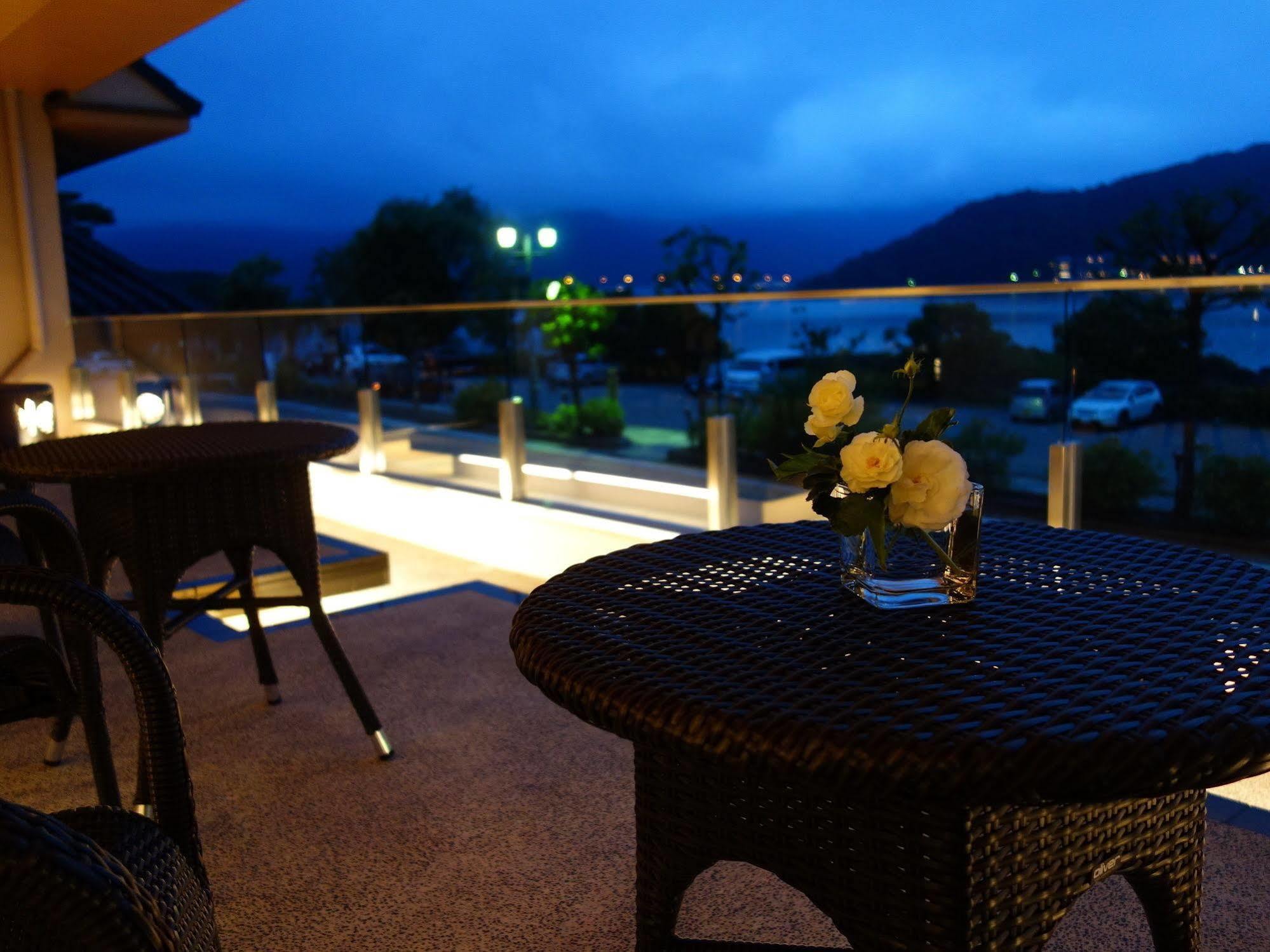 Hotel Fujikawaguchiko Onsen Konanso Exteriér fotografie A balcony at night