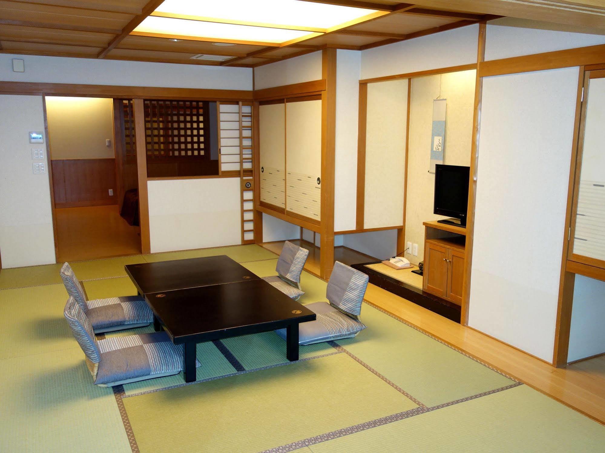 Hotel Fujikawaguchiko Onsen Konanso Exteriér fotografie A room in a ryokan